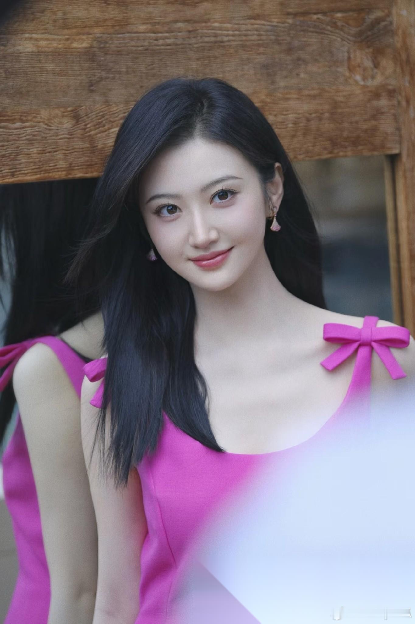 我的表妹是一个演员的助理， 她见过景甜， 她和我偷偷的说，景甜这个事儿，大概率是