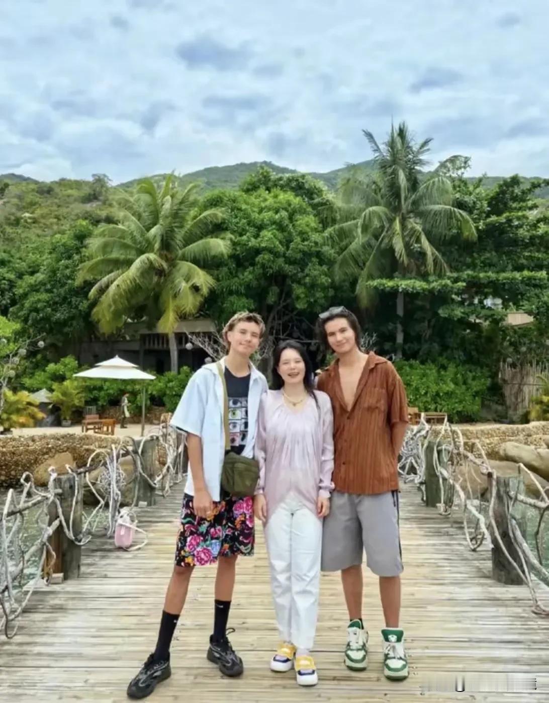 龚琳娜和韦唯与她们儿子的合照，看到这两张照片，很多人不禁感慨万千。
都是中国的女
