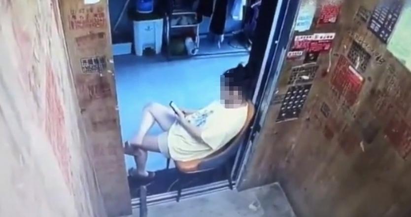 近日，广东和安徽都出现了女子为蹭电梯空调冷气卡住电梯门的离谱事儿。广东那名白衣女