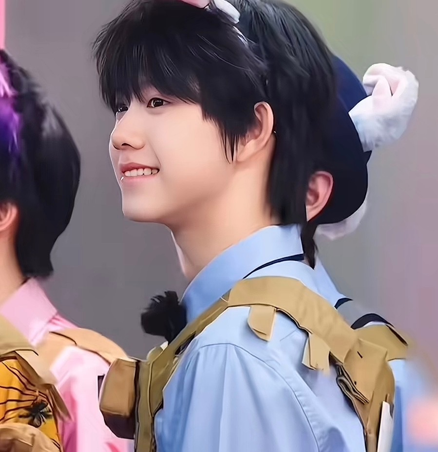 天知道我有多爱他这个咬唇小表情