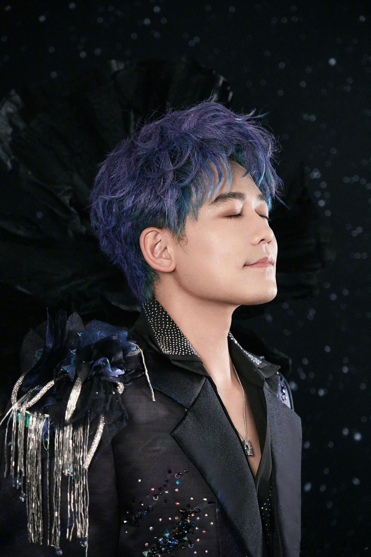 和一起跨年啦！限定写真抽卡活动火热进行中！未公开照片独家释出，限定小卡惊喜汇集。