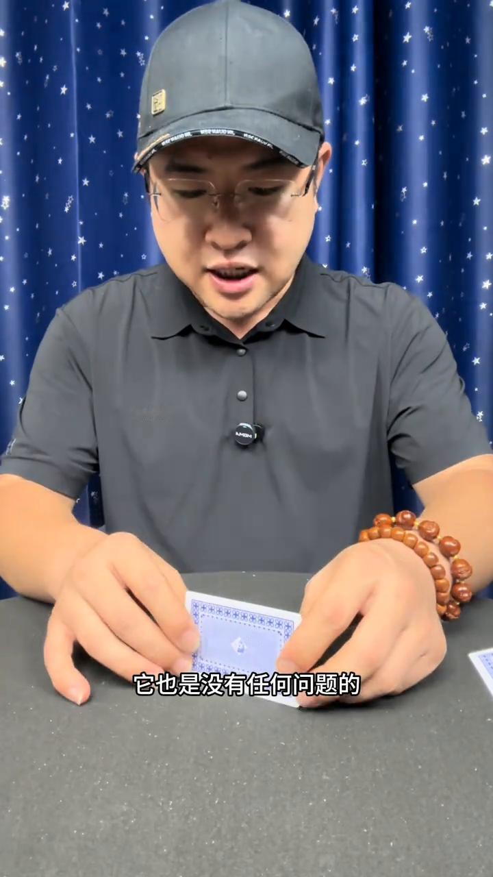 揭秘卡片平衡术。
我们来看一下，刘谦将一张普通的卡片立在桌子上竟然不会倒，这不科