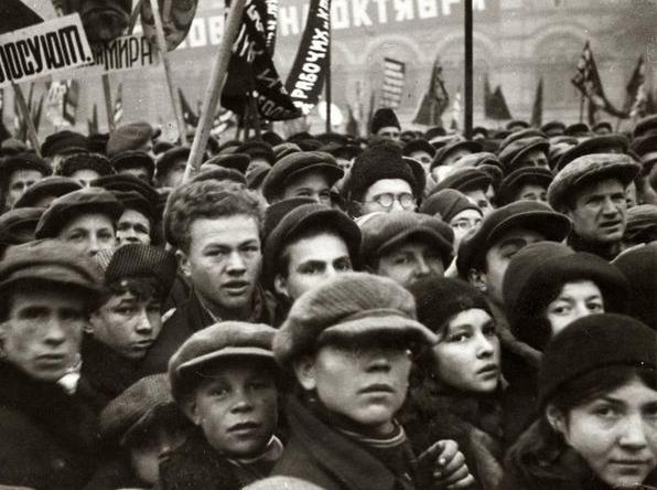 1930年代的美国人，为何会把苏联当成“人类出路”？表层是就业，苏联有活干；中层
