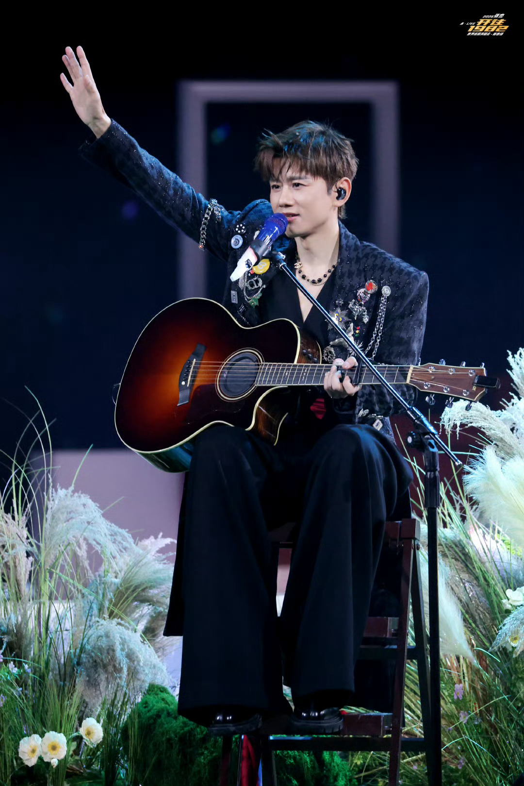 张杰都43了还要回应感情问题真的有点心疼张杰了，都43岁了，靠实力唱歌这么多年，