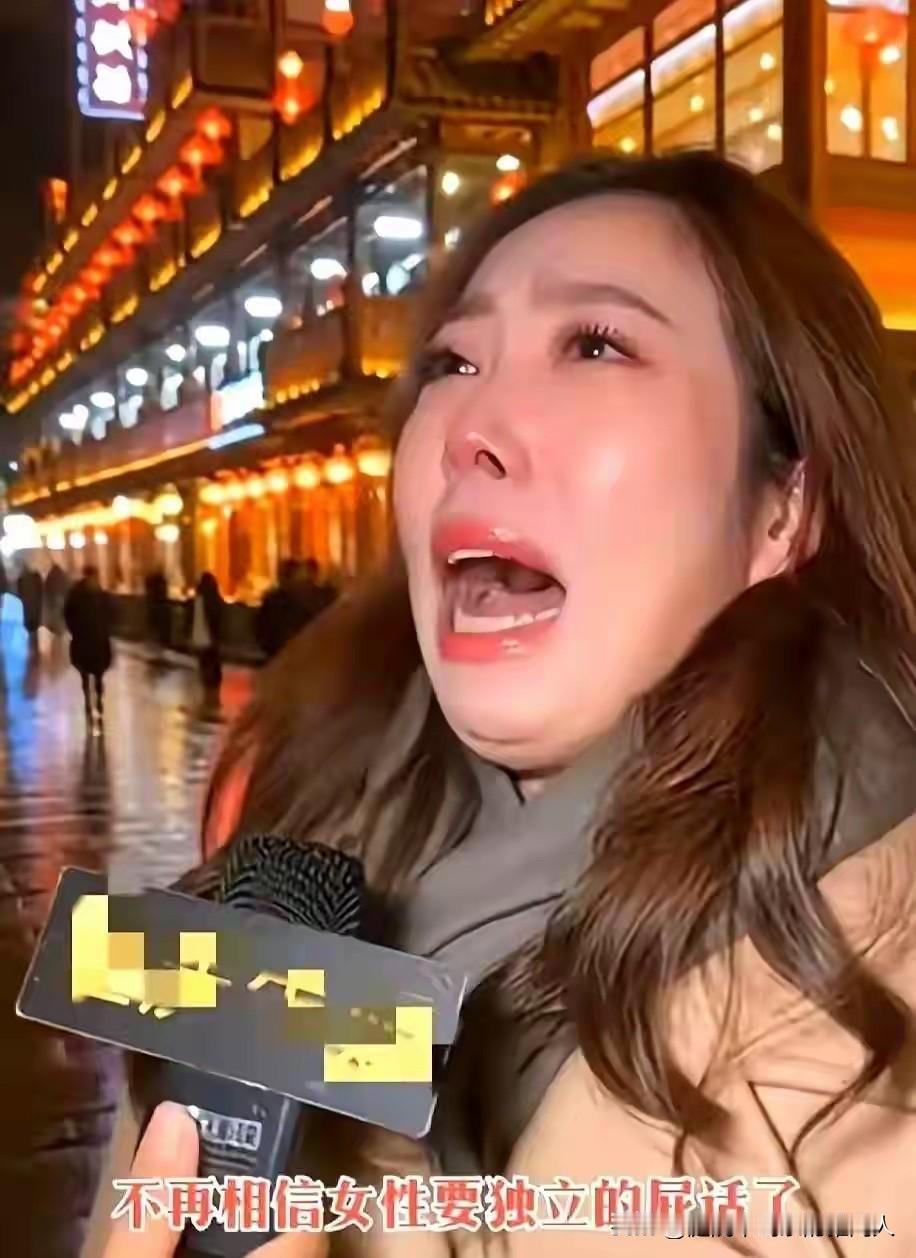春熙路一嗓子，吼醒多少沉迷精致假象的人！
35岁大姐月薪8千，硬演年薪百万排场，