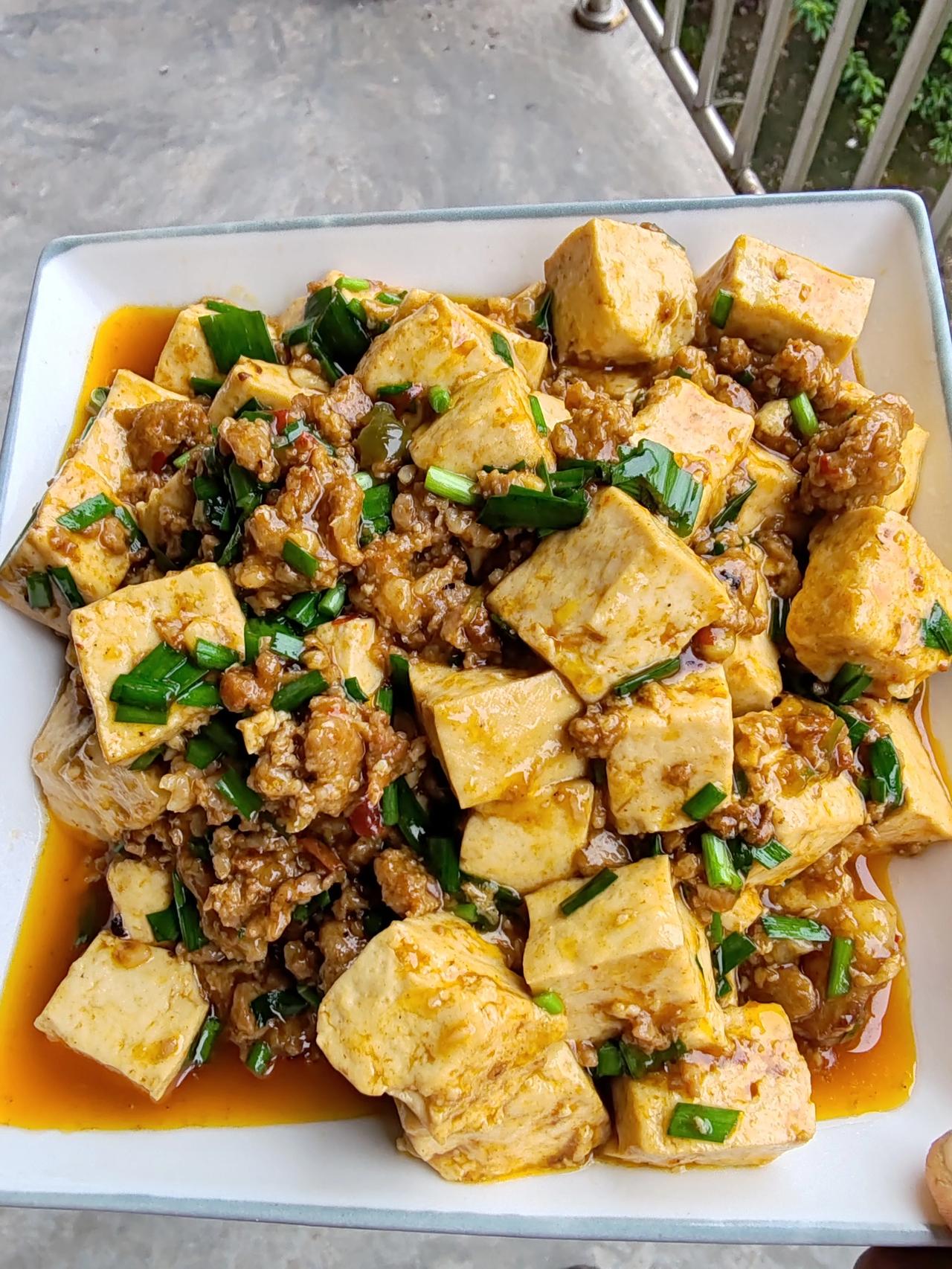 #分享一张你拍的美食照片#儿子爱吃的烂肉豆腐，上桌啦，把绞成肉粒的猪肉放上豆瓣酱