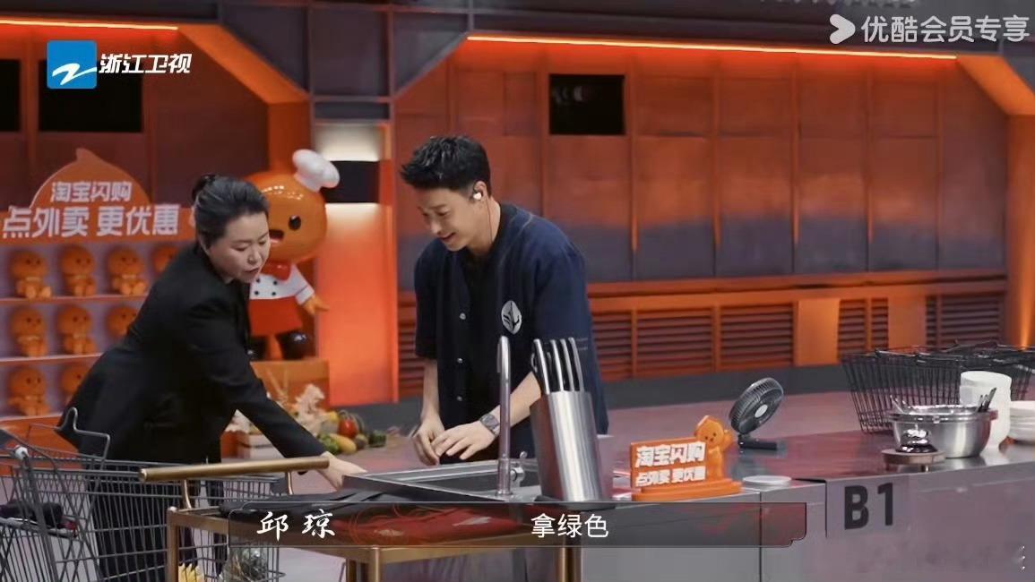 潘玮柏做饭把人都逼成幼教了谁懂啊！潘玮柏在《炙热游戏》做饭，全程需要邱琼老师“喂