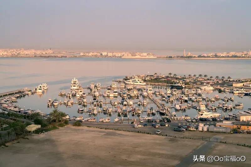 波斯湾在伊朗的南部。它就像伊朗的“南大门”，是伊朗重要的地缘区域。波斯湾呈狭长形