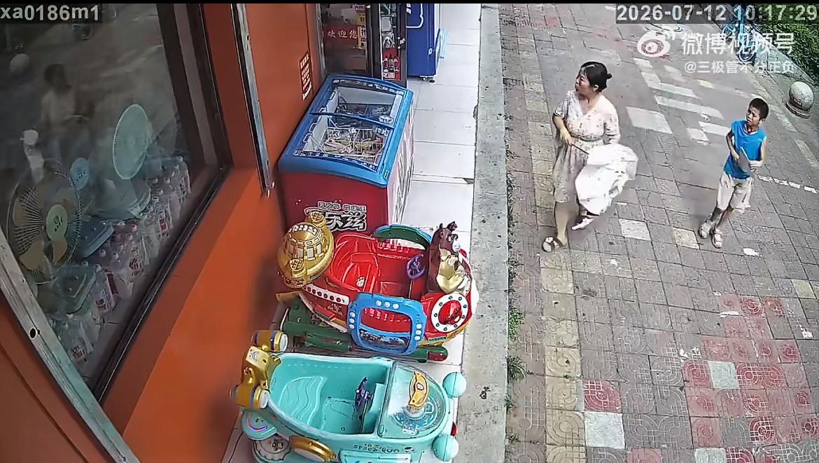 看看这个老仙女的 0 元购，路过一家小超市，娴熟的拉开冰柜，捡了一根雪糕藏在了伞