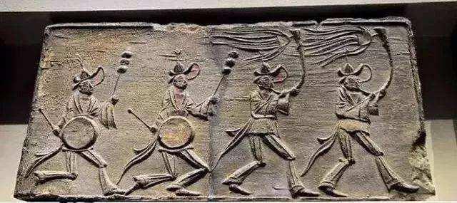 魏晋南北朝时代的时尚“喇叭裤”。当时，北方少数民族的裤装已流传到中原，但中原之裤