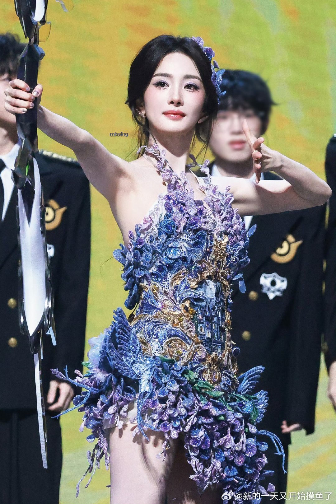杨幂神级射箭太漂亮了吧，整个人就像在发光一样！！！月亮女神。 ​​​