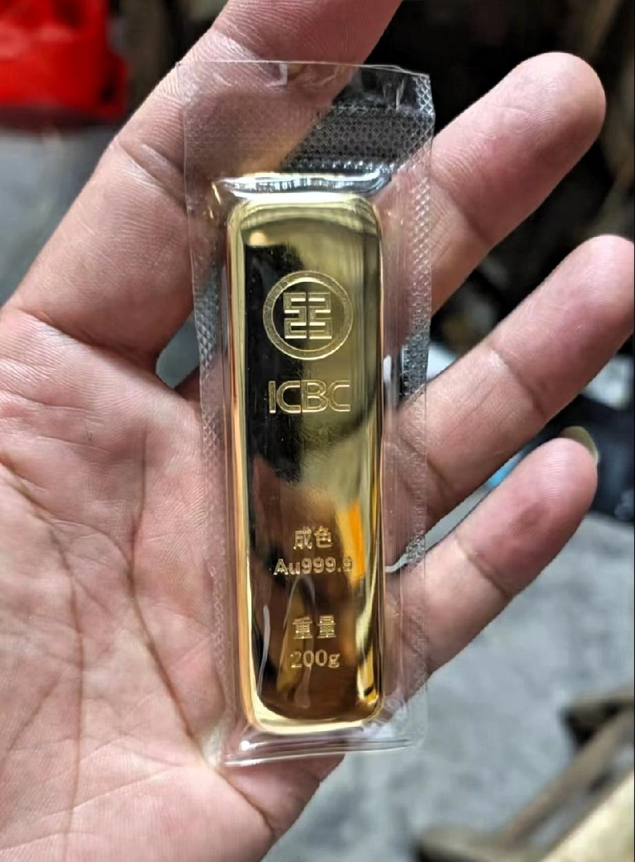听说今天金价掉了，我立刻直奔金店。
 
逛老凤祥感触很深，金价依旧维持千元每克，