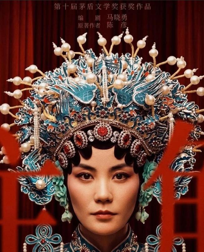 张嘉益对张艺谋说，《主角》的主题曲想找王菲唱。张艺谋摆摆手，王菲我可请不动。张嘉