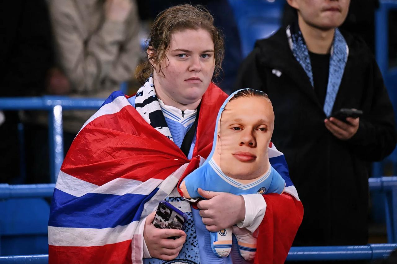 把哈兰德抱在怀里的感觉如何？[what]她似乎很不开心，甚至是非常愤怒，眼露凶光