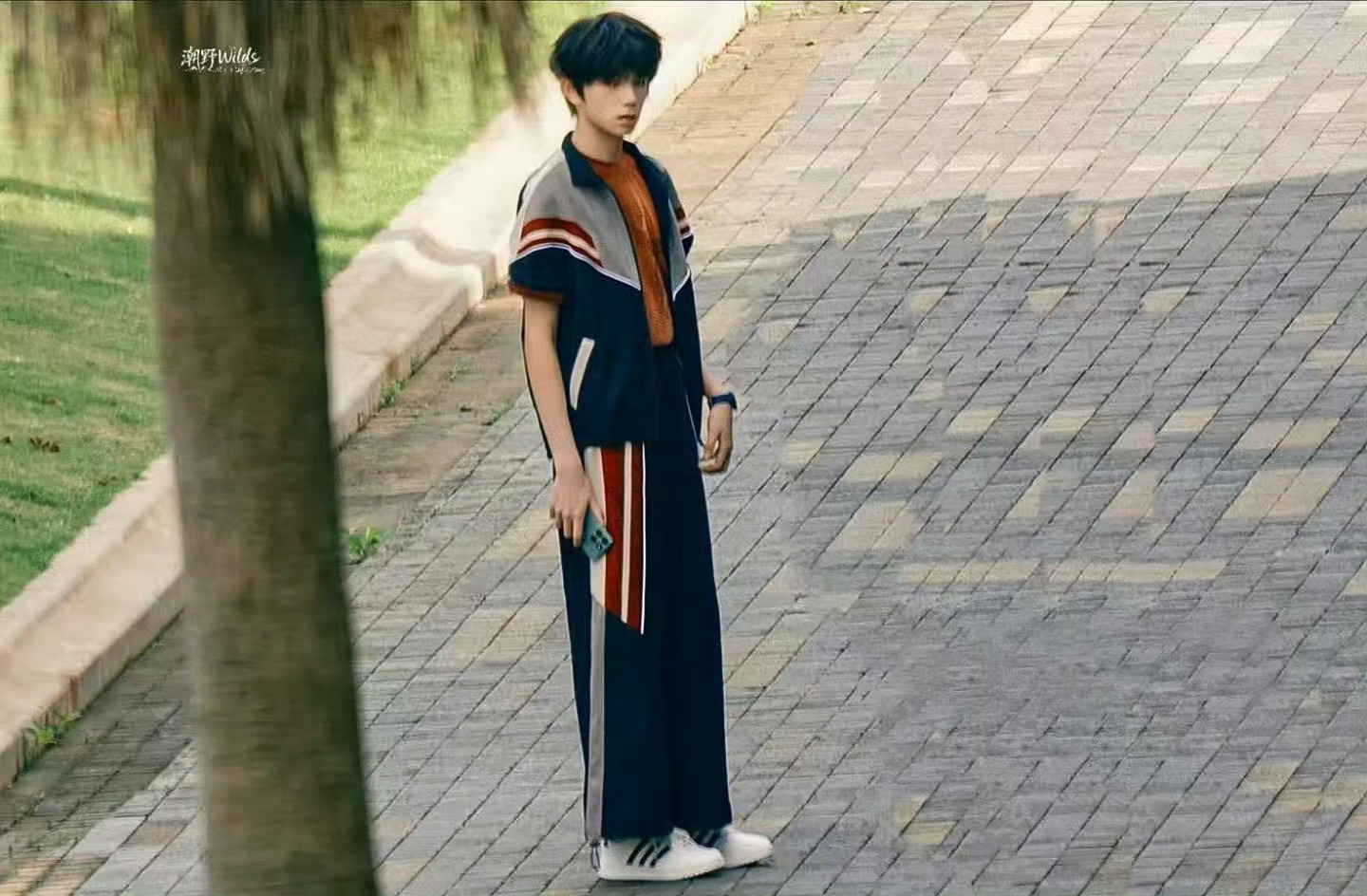 王橹杰运动风路透王橹杰今日路透我们的少年时代2换新皮肤啦~复古运动造型尽显少年意