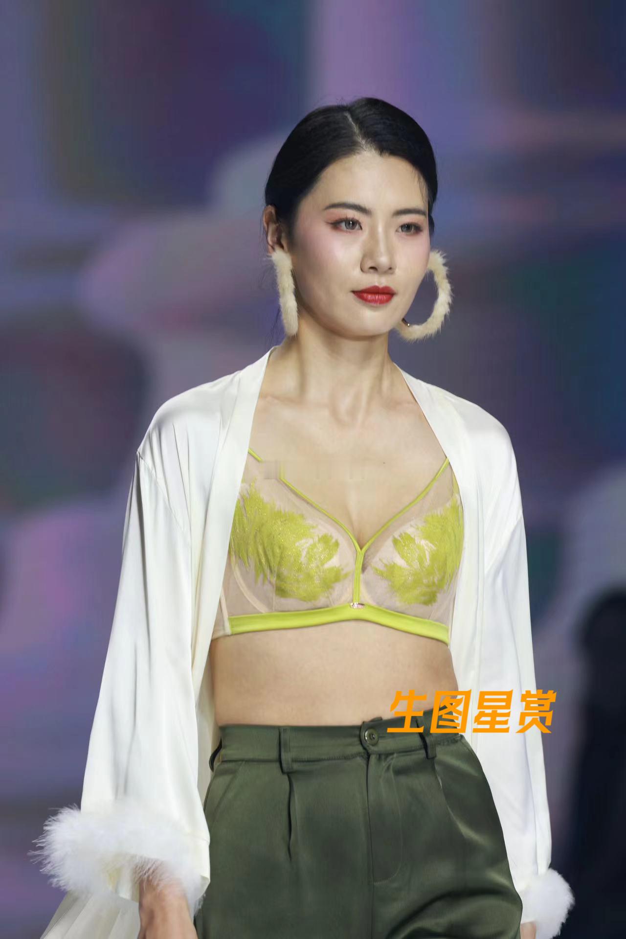 模特T台走秀，身材婀娜多姿💃🏻 ​​​