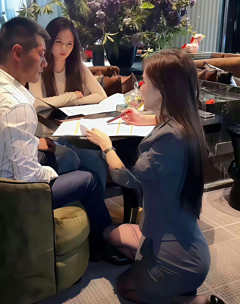 换谁看到这一幕，眼神都得跟他老婆一模一样