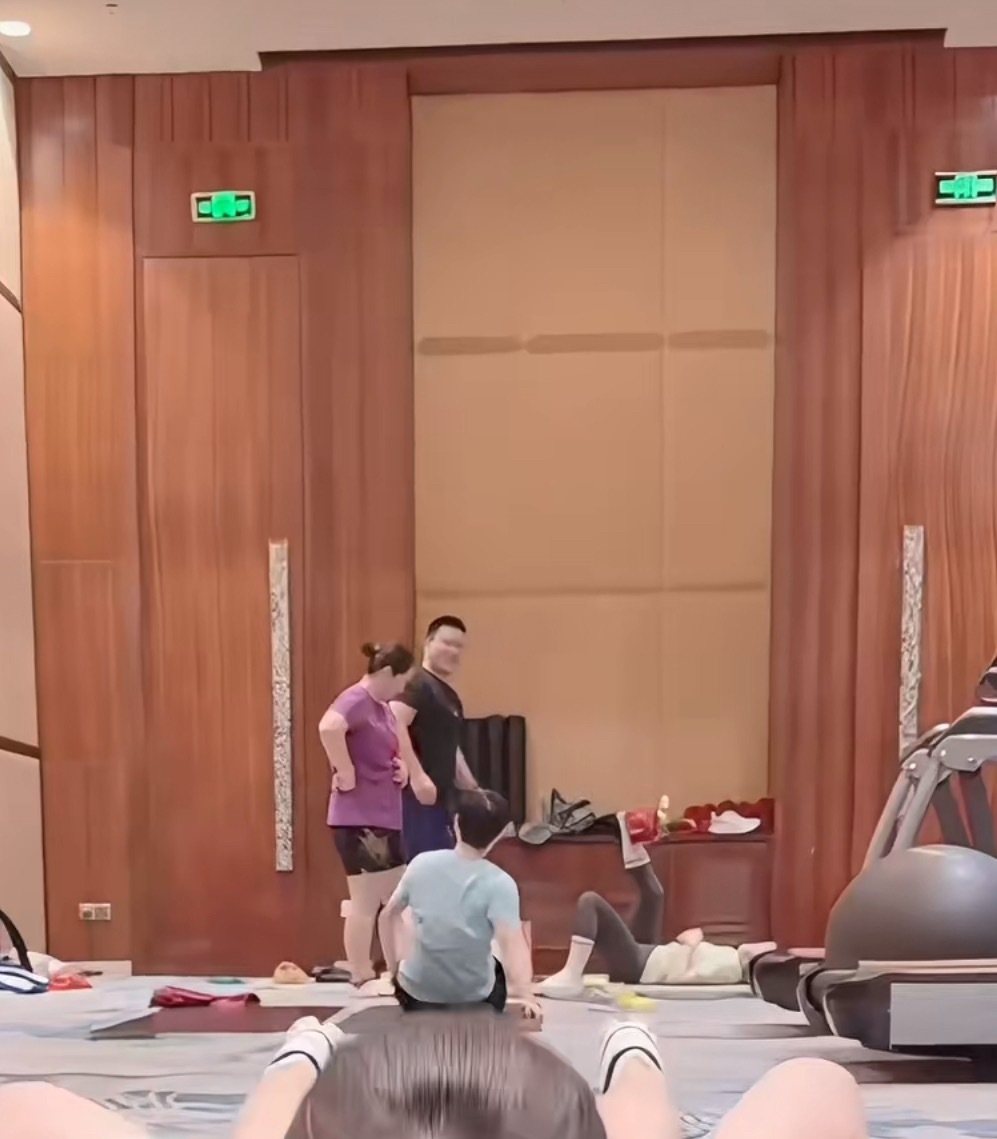 捞个背影看看吧 