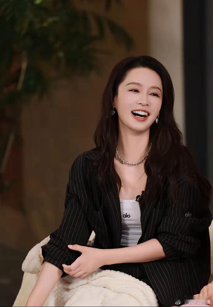 李沁身材气质直接封神！层层穿搭也掩藏不住优越身形，体态窈窕动人，让人忍不住心生羡