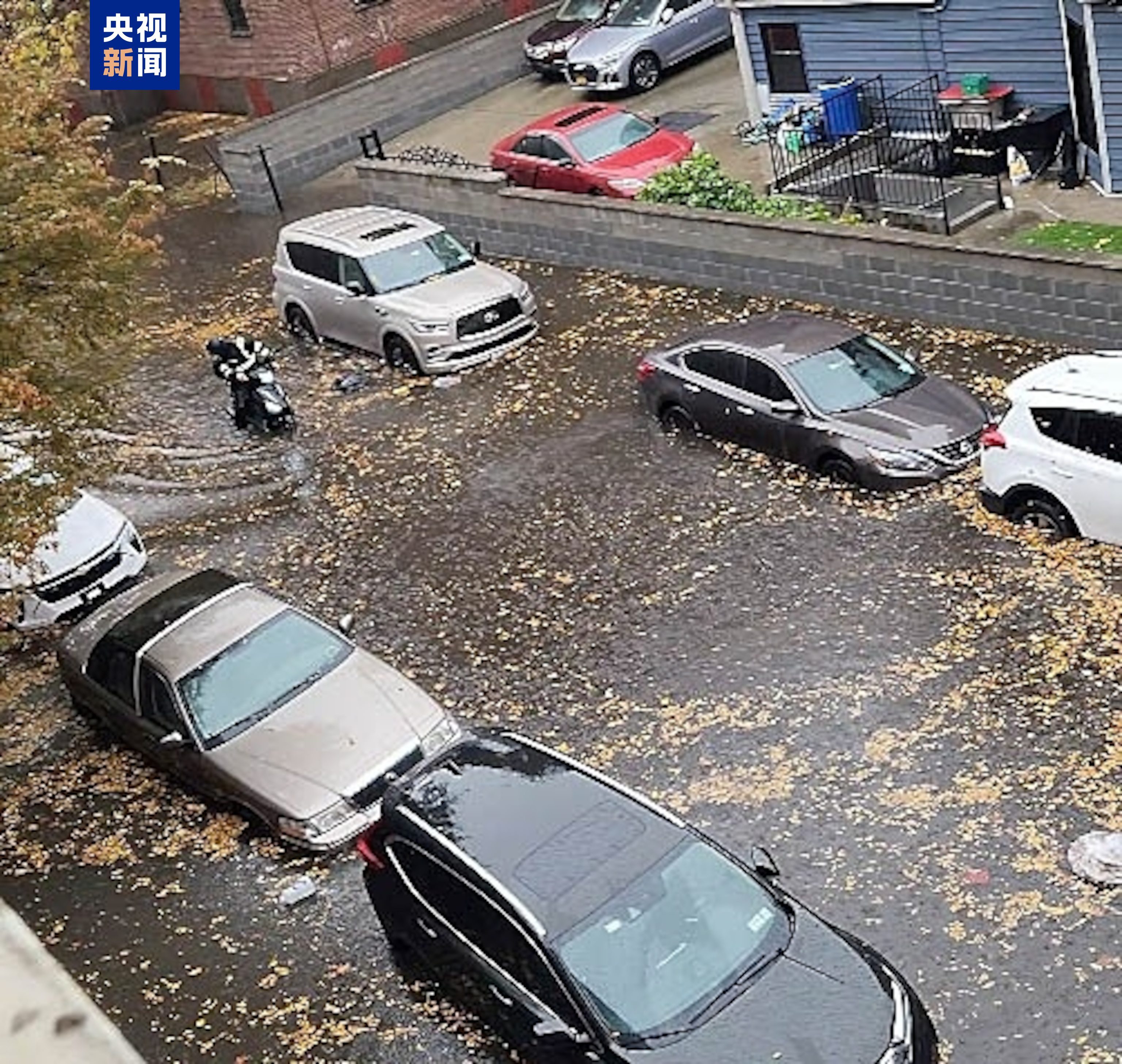 【#纽约暴雨2人被淹死#】#美国纽约暴雨# 当地时间10月30日，美国纽约市突发