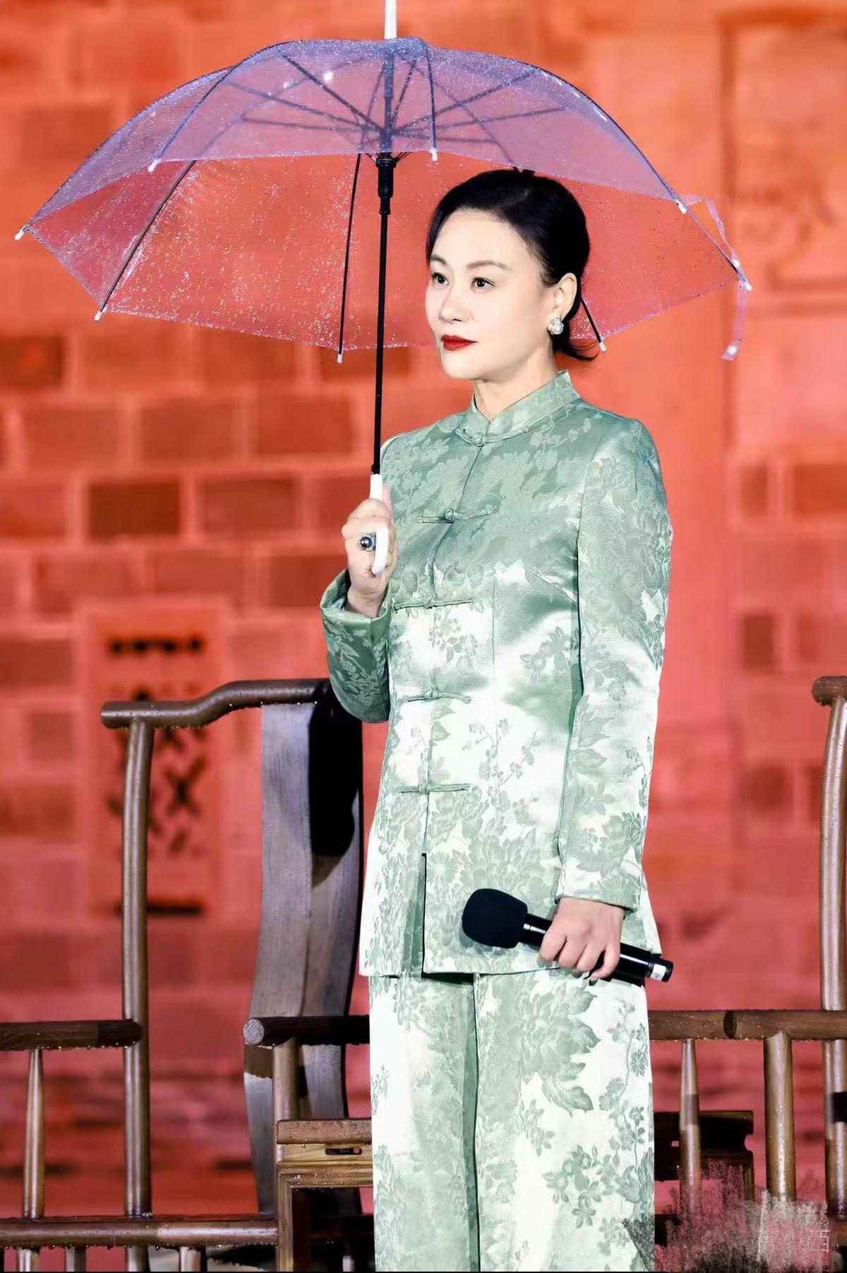 穿绿色新中式套装+盘发，优雅又高级！