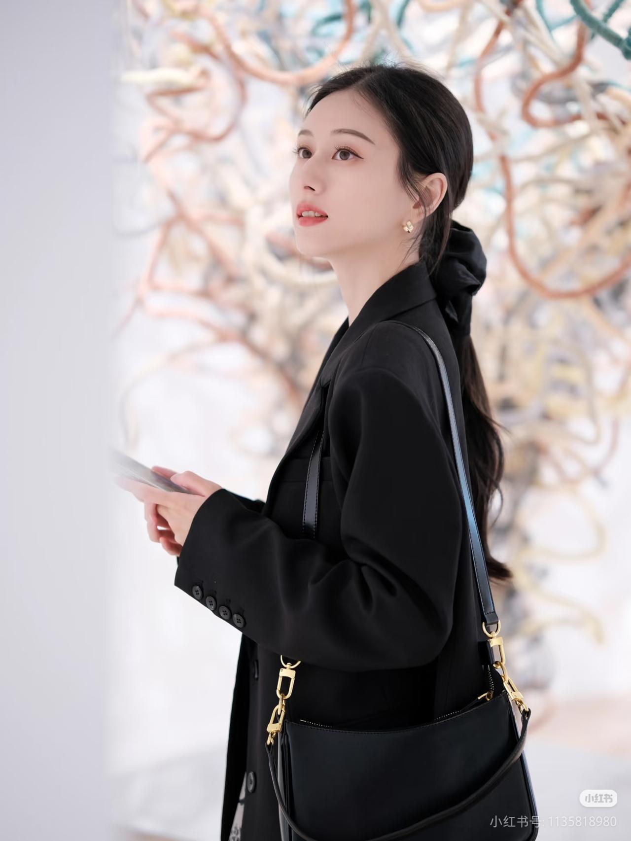 静看花开花落，淡看云卷云舒。