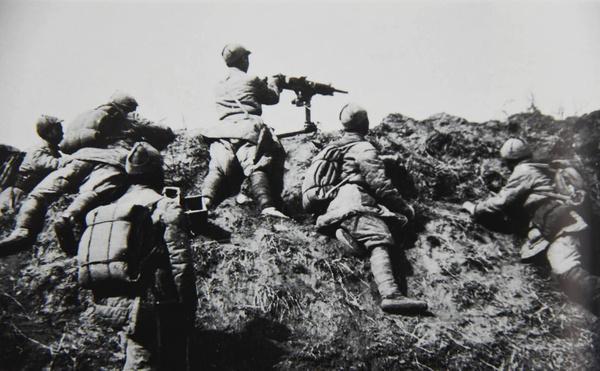1940年10月底，百团大战第三阶段，关家垴战斗刚刚落幕。彭德怀力排众人求情，坚