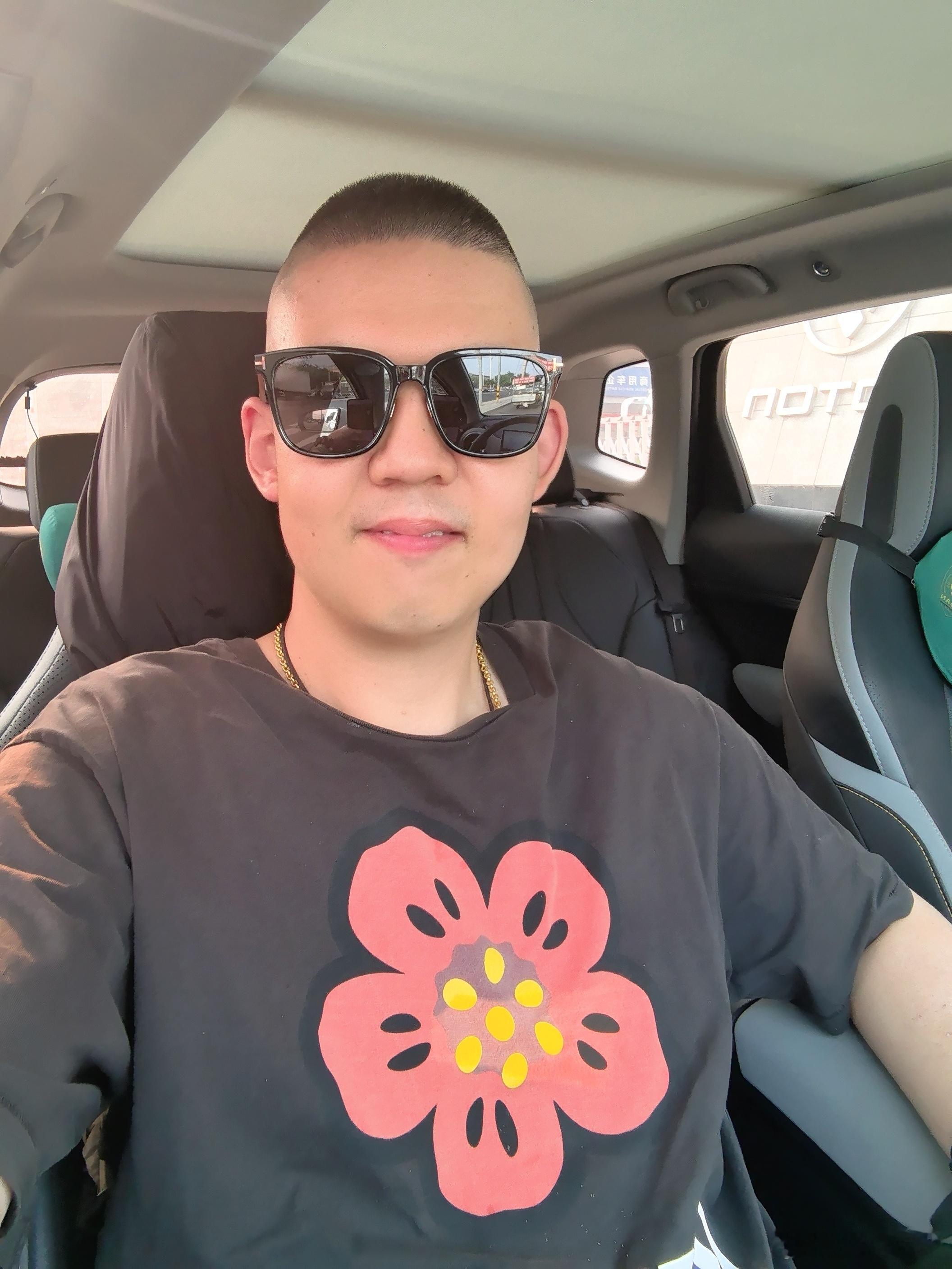 下午好！！自拍墨镜一戴谁也不爱北京爷们同城热门 北京