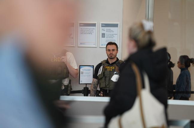 美国机场最近彻底乱了套，原本顺畅的出行流程直接崩盘，无数旅客被堵在安检口苦不堪言