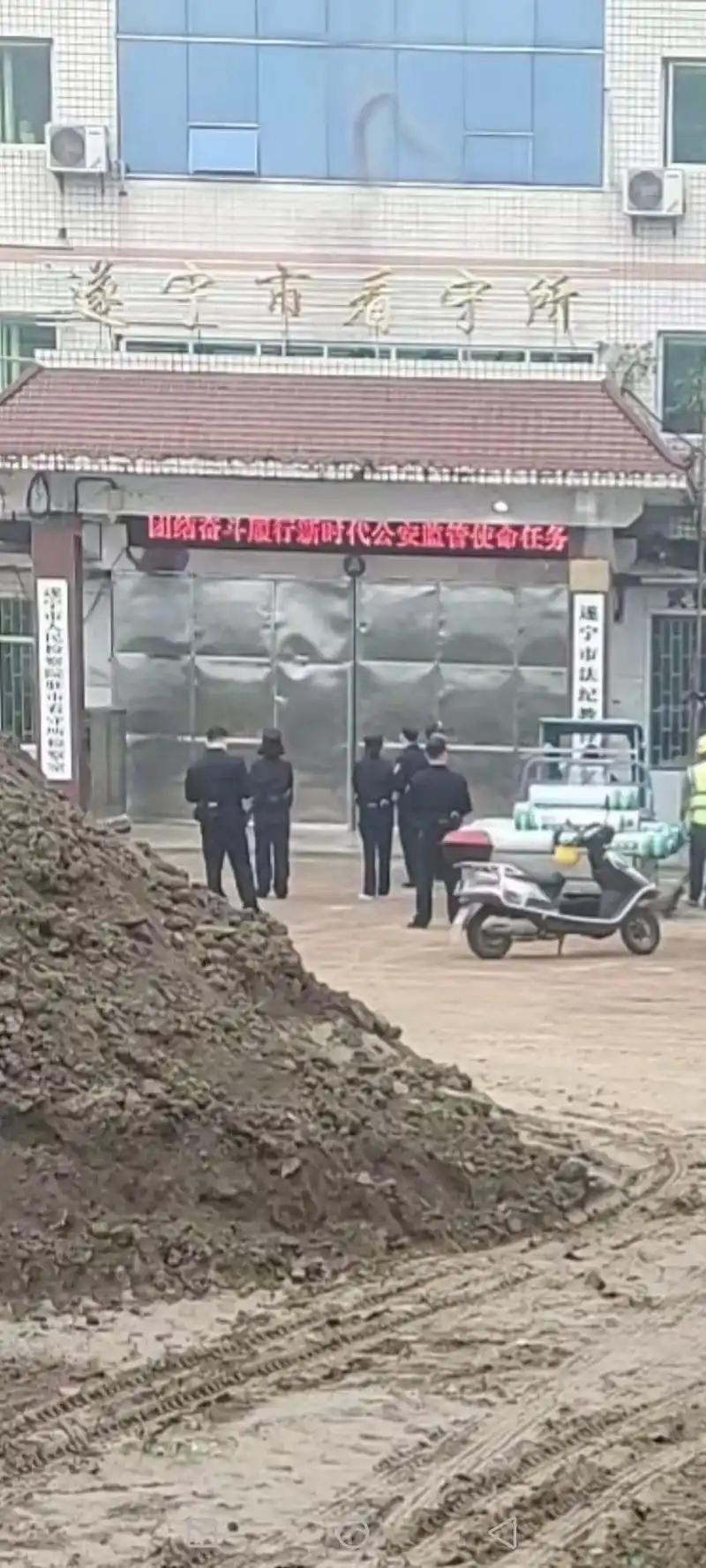 物业公司只有很少一部分是国营、集体企业，大部分都是民营、私营组织。民营、私营物业