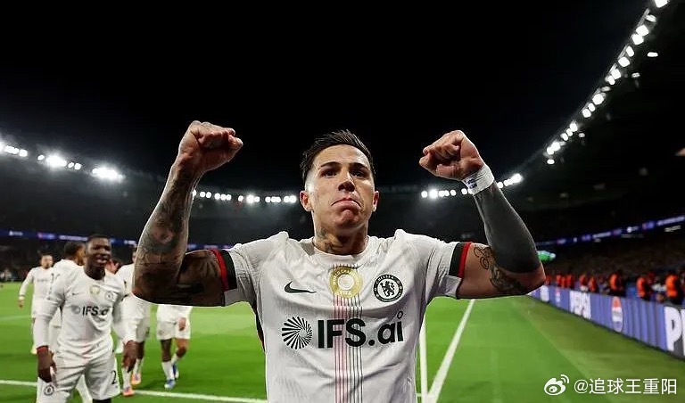 在当今足坛，球员接受心理疏导，是应对高压职业与家庭生活的关键。切尔西中场恩佐在做