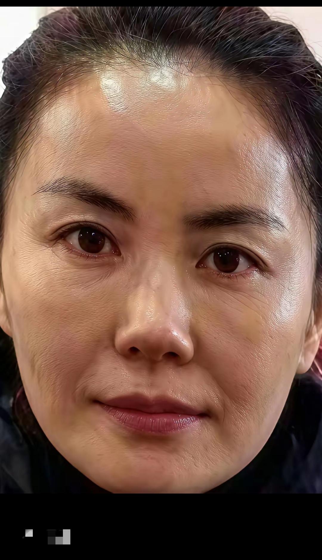 王菲素颜照曝光，她的这张脸应该是自然衰老吧？

王菲是自然慢慢变老的，感觉挺好的