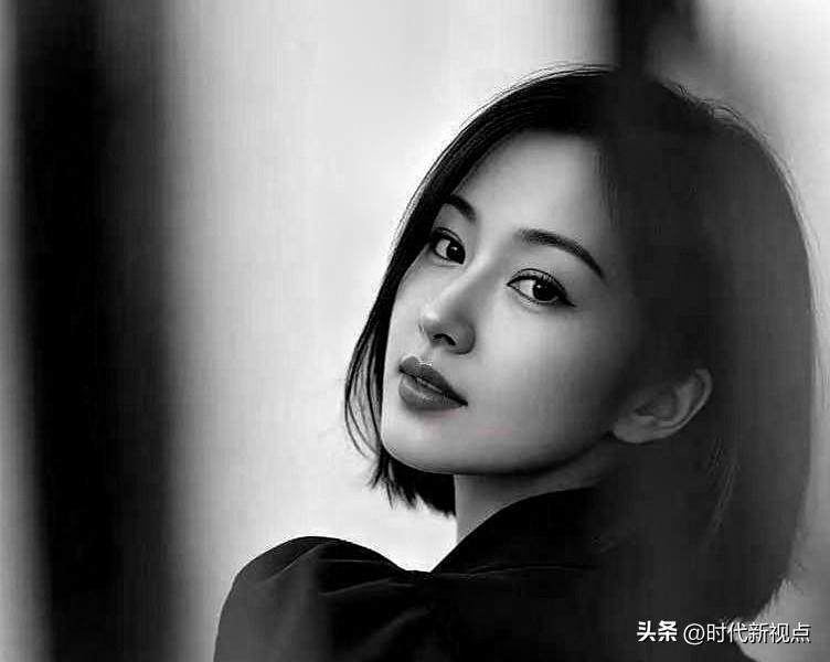 作为公众人物的某明星，因在直播间高调哭穷，被网友“骂”上热搜，且高温不减。  