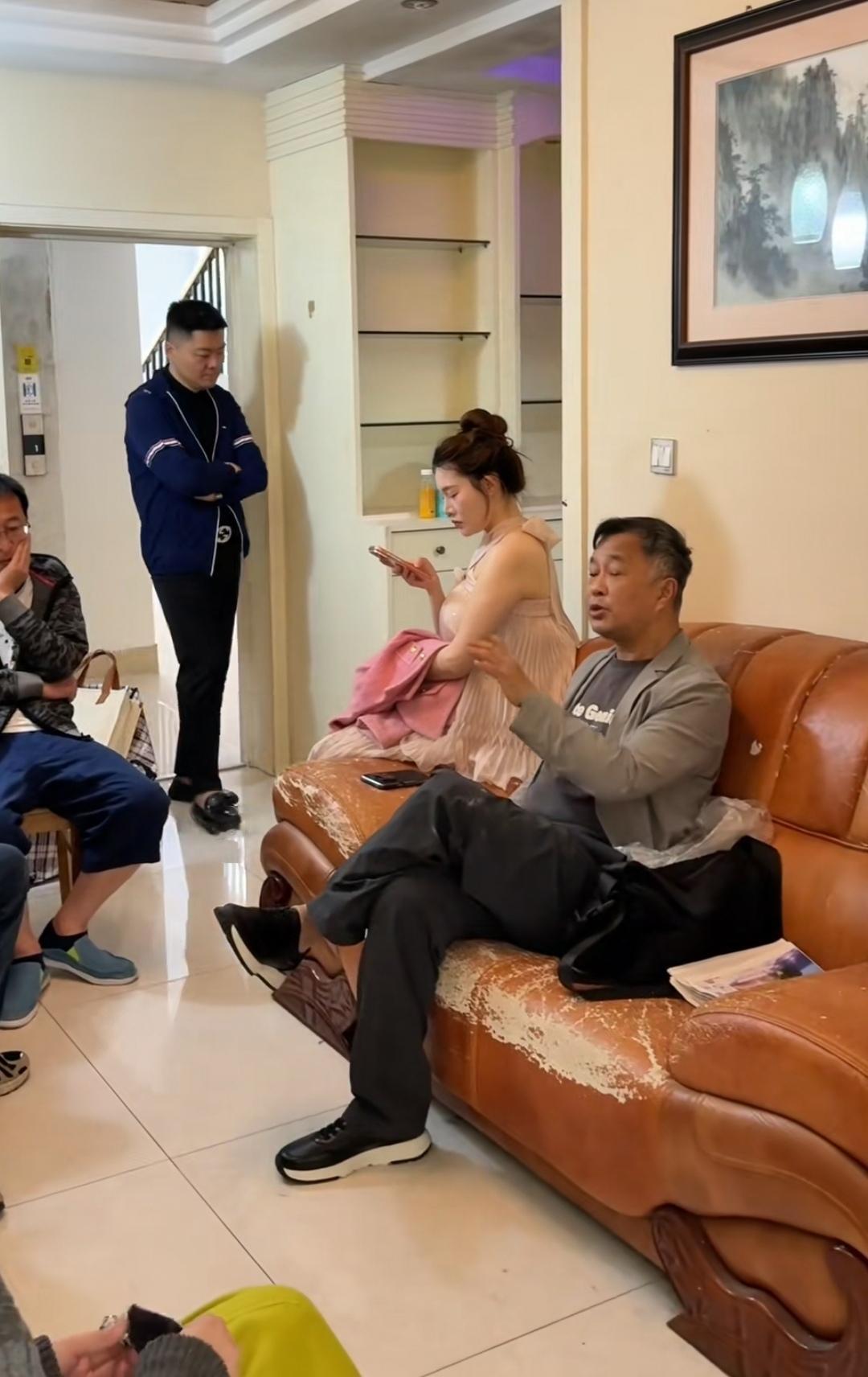 沈巍在新基地开会，婷二争当干女儿，沈巍畅谈网络发展大计。
今天有远道而来的海南粉