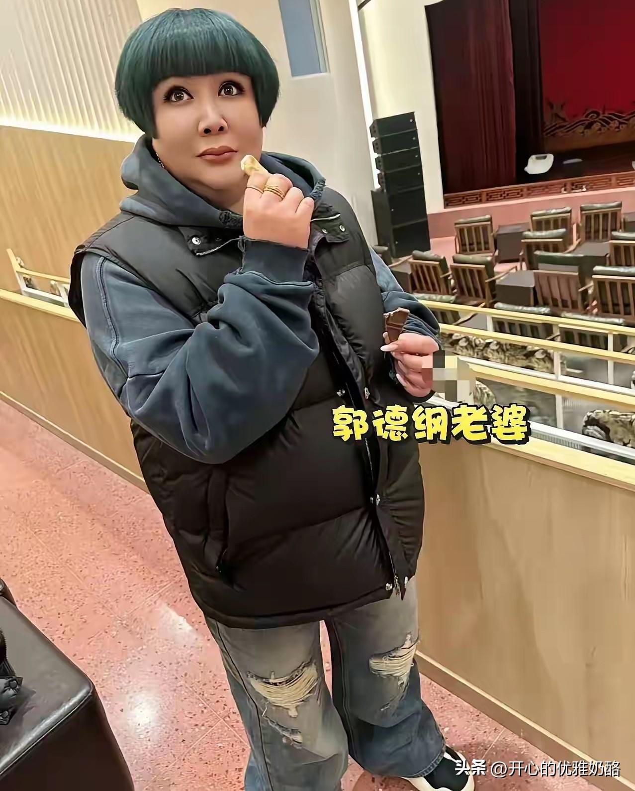 王惠的绿色锅盖头能忍，烟熏妆大眼睛忍不了。
王惠的时尚越来越看不懂，没有老板娘的