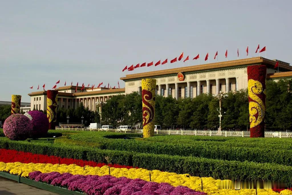 《人民大会堂赋》

巍巍广厦，赫赫华堂。擎天柱石，镇国重器。北依燕山之脉，南眺中
