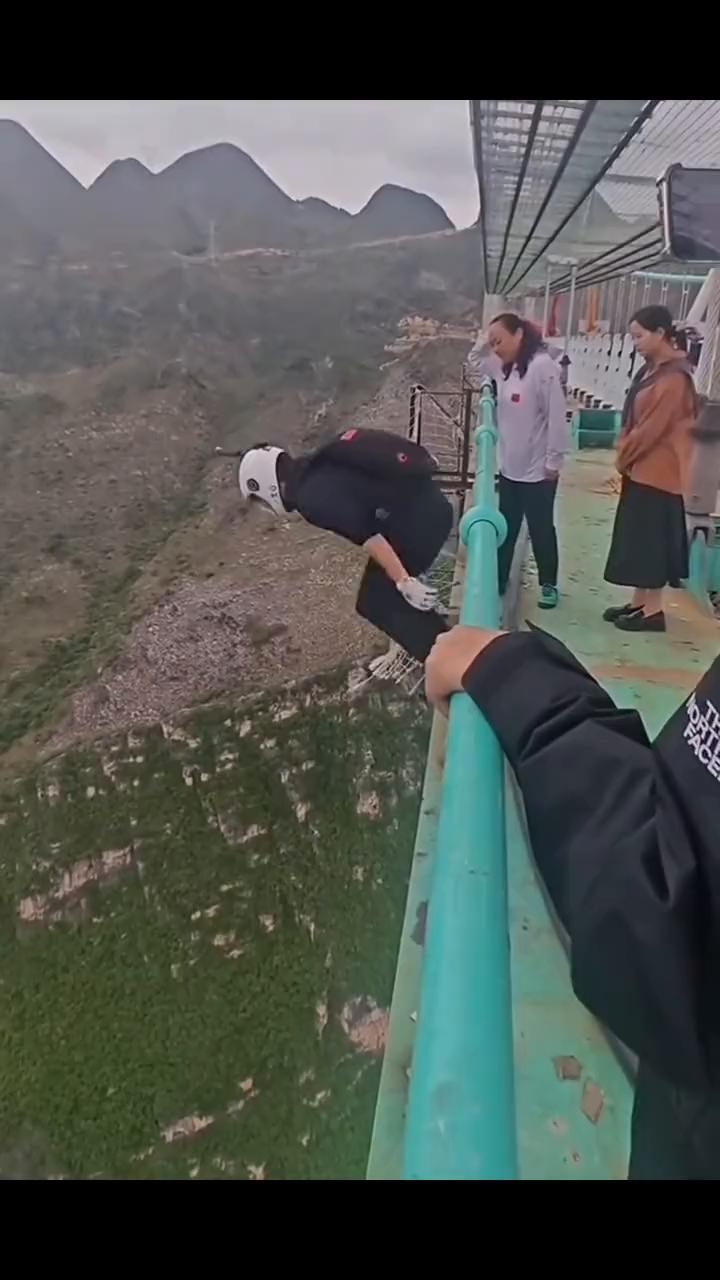 世界第一高的花江峡谷大桥，这个蹦极你敢挑战吗？
世界第一高的花江峡谷大桥，这个蹦