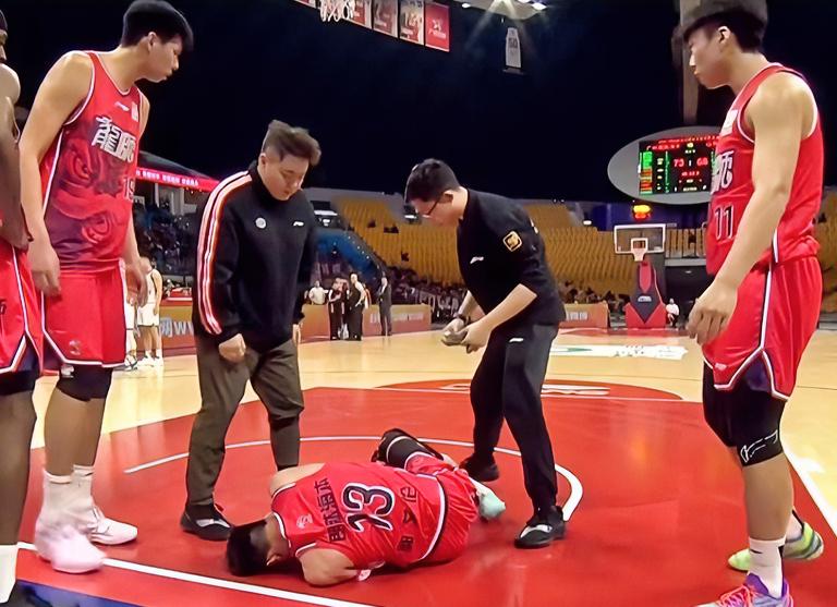 郭艾伦：我要与我喜欢的赛场告别了？？？
陈国豪：伦哥，你这几年太惨了，各种伤病，