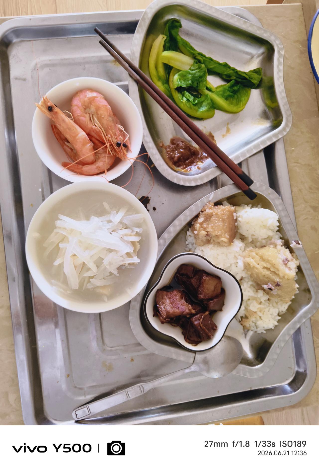得意的老人餐
      今天是夏至，又是父亲节，自然界昼长夜短到了极致，对人有