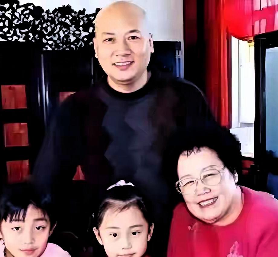 难怪遗产一分不要
73岁迟重瑞近况曝光
原来他已过上另一种人生

那么可能有一些