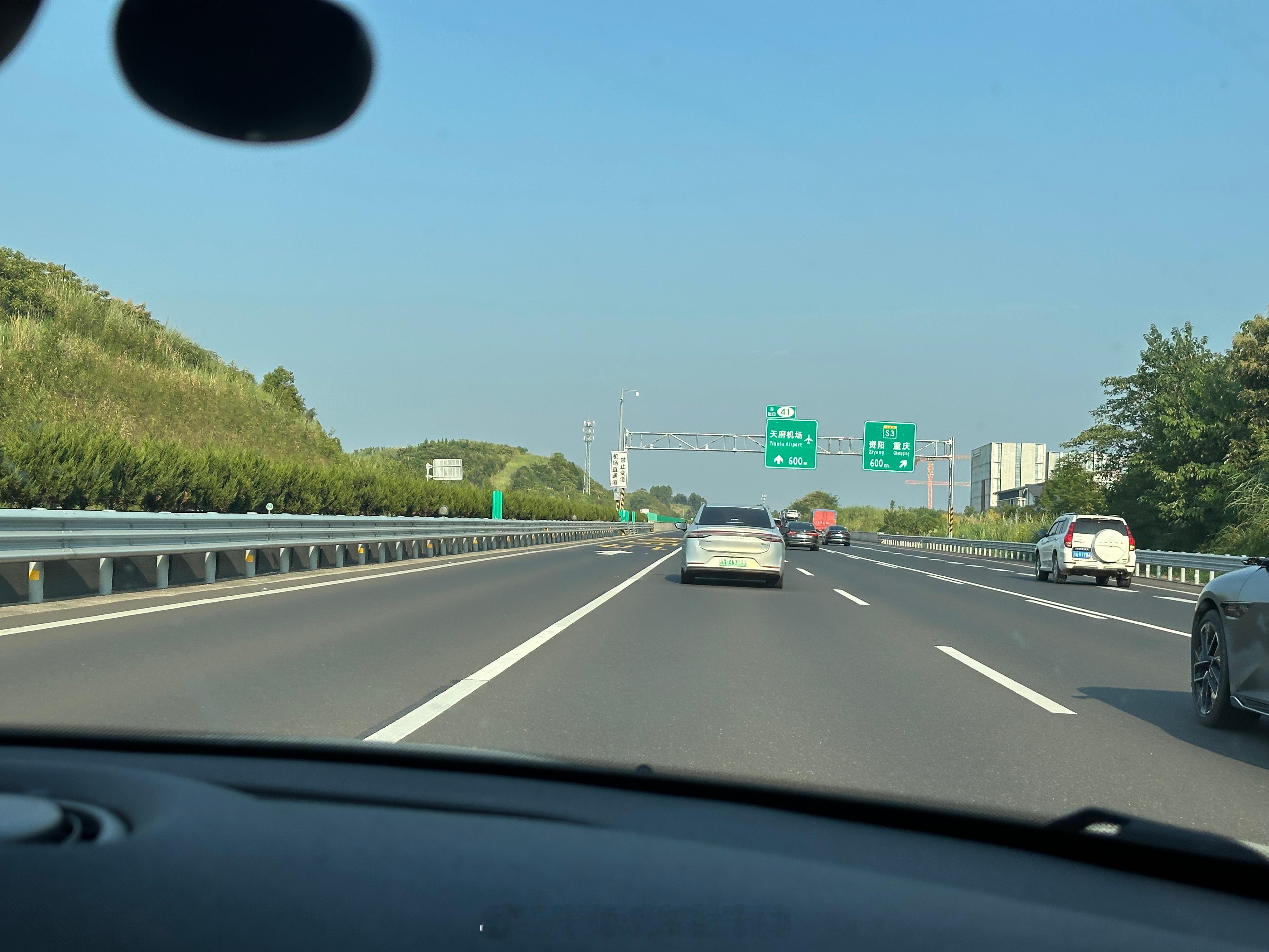 天府机场高速上新增了一条快速专线车道，这就挺高效的，但我是从机场高速中间上来的，