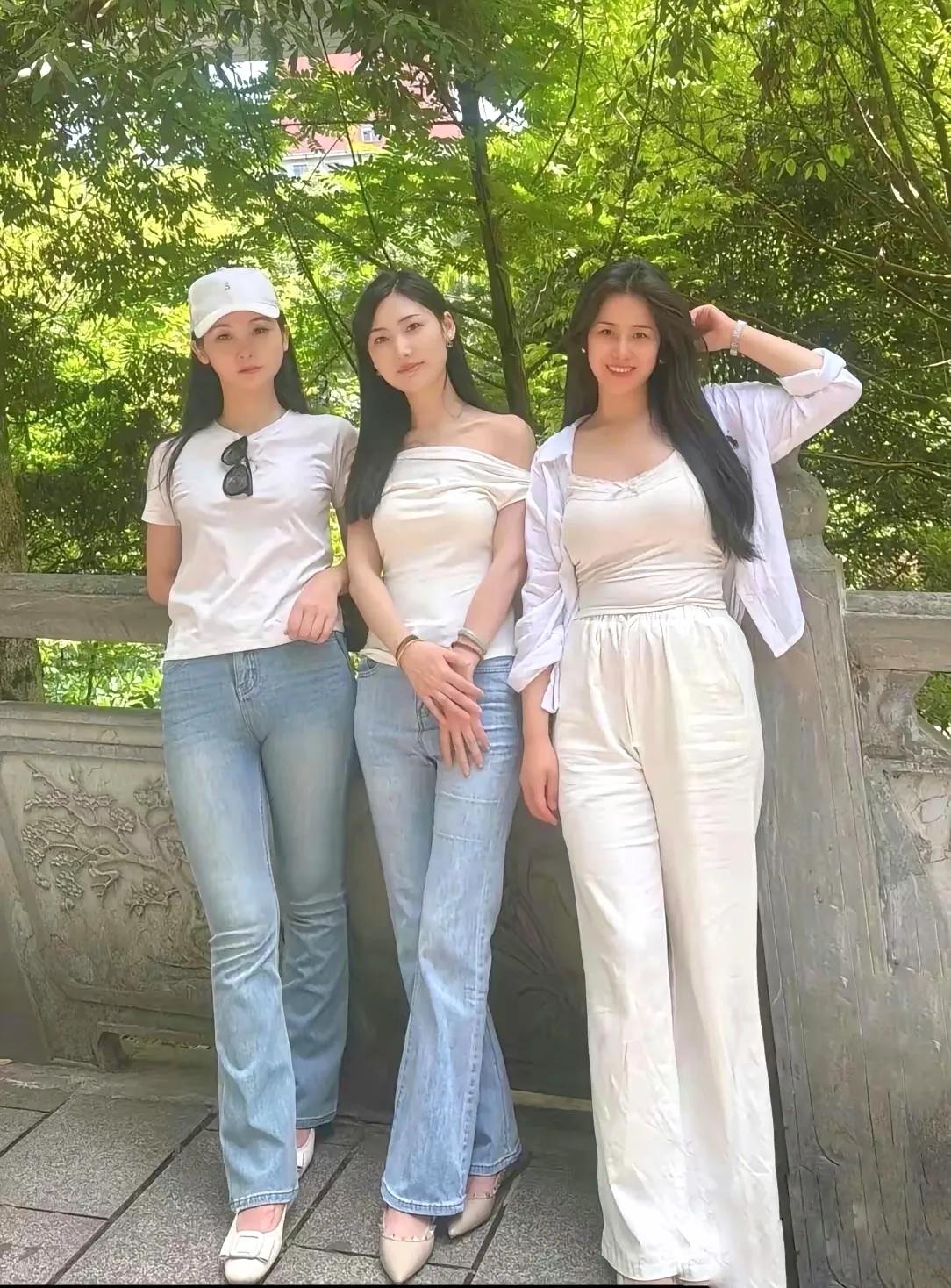 在这里站着的3位美女当中，其中有一位是广东人。你能辨别出哪位是广东美女吗？一般来