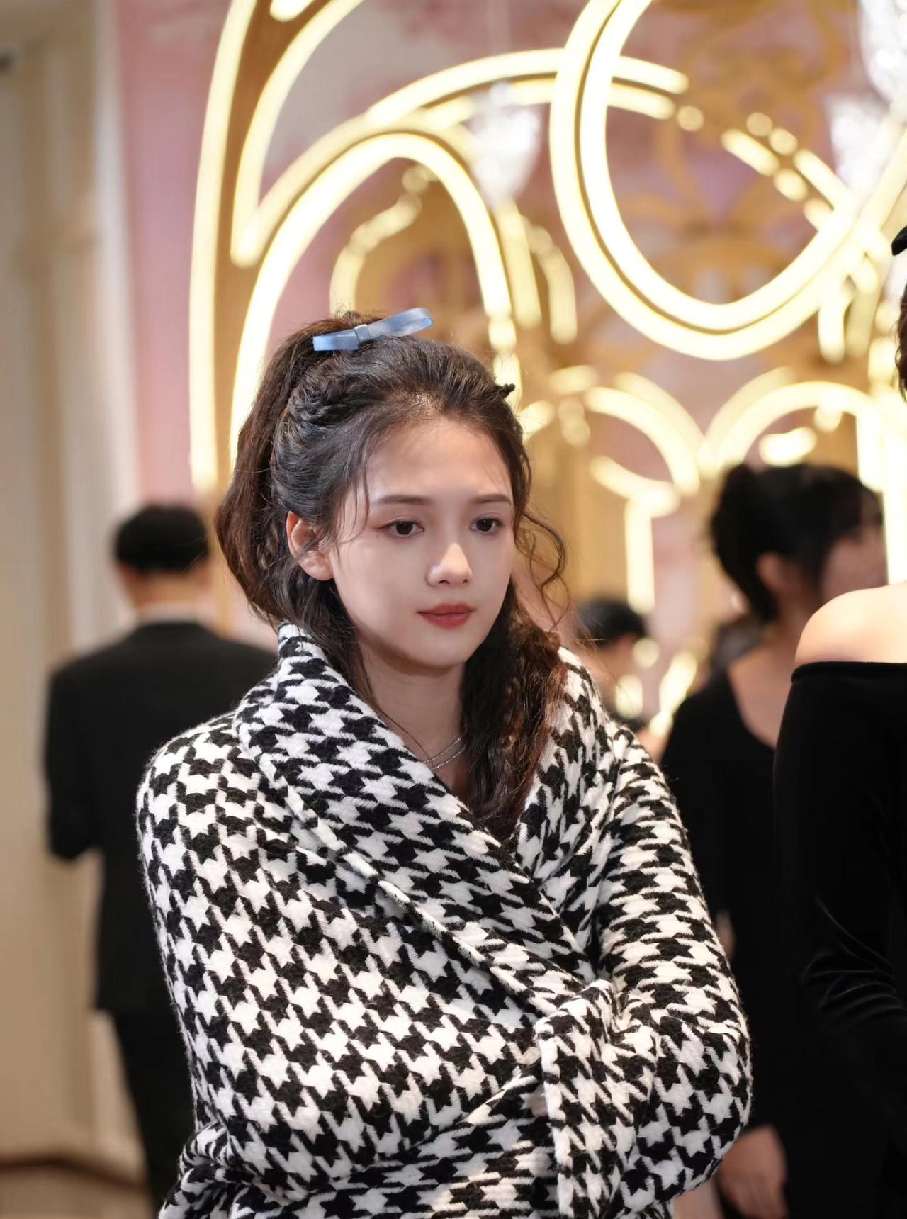 她上热搜，是因为把讨薪的女助理打进了派出所。
资本的反应比道歉更快。
事件核实不