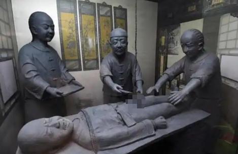 古代太监净身方式可大有讲究。先秦讲究“去势”，只割睾丸，雄性激素还有点活动；秦汉