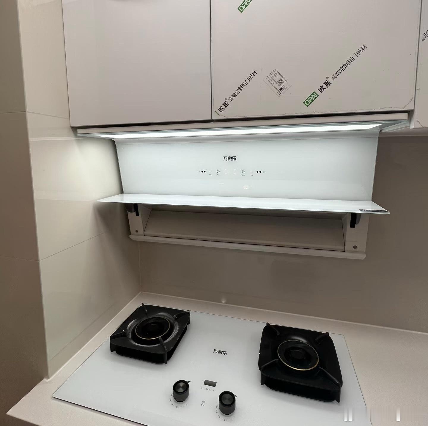 厨房装空调还是装冷烟机很多人只听过厨房空调，却不太了解冷烟机。它把制冷系统和油烟