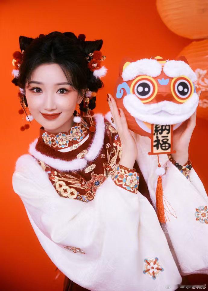 毛晓彤程潇艳压了 国风红妆韵致浓，双姝联袂舞春风，眉眼间尽是马年好光景，双花并蒂