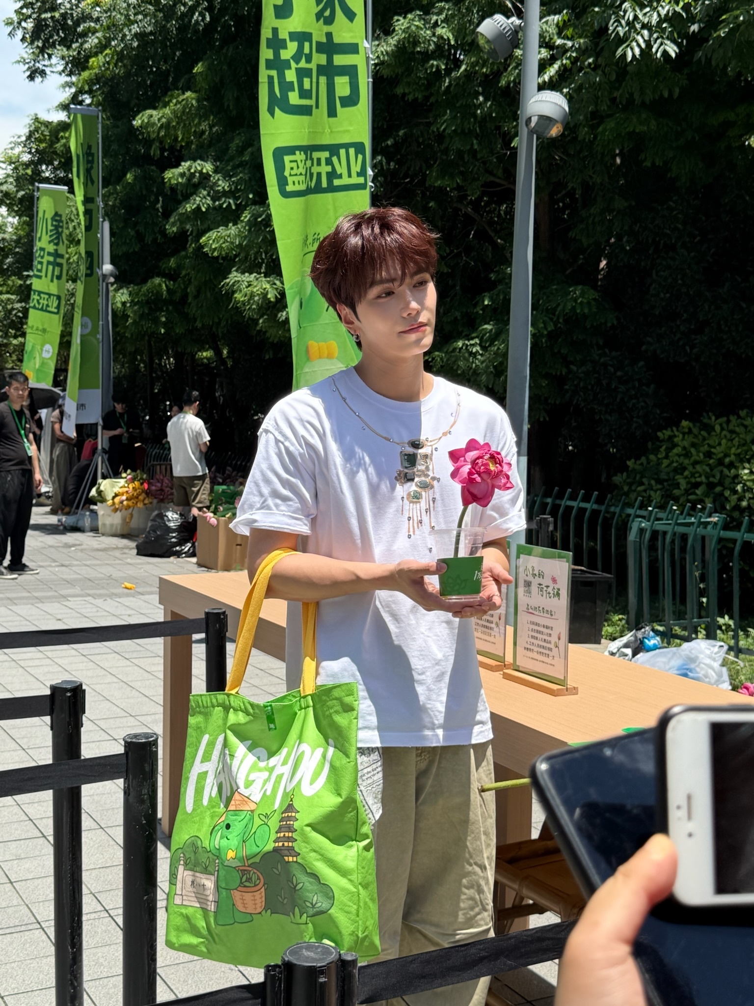 邵子恒小象超市送杭州人1万朵荷花小象超市杭州杭州今夏必打卡新店！小象超市落户龙湖