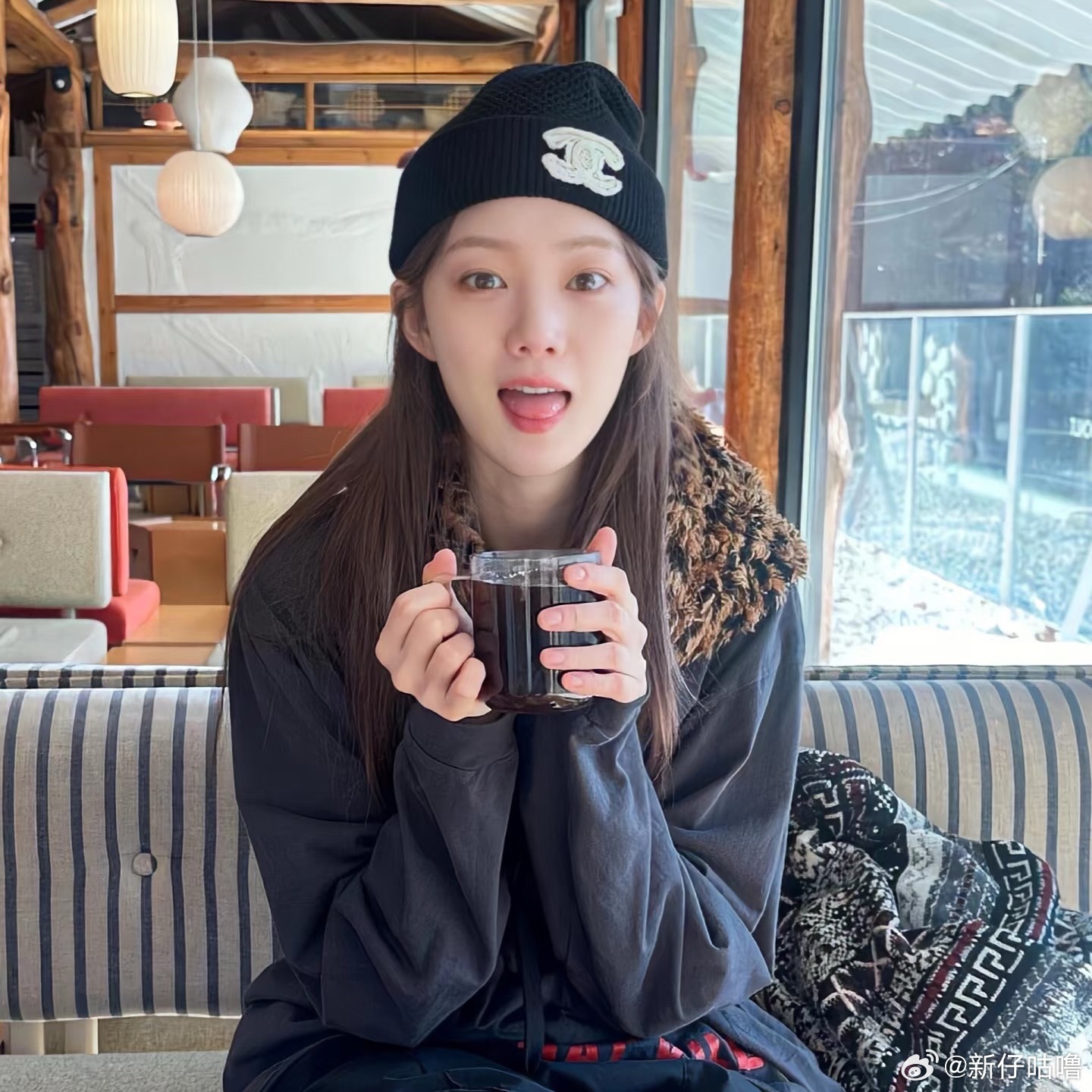 欧尼，好久不见。在北京玩的可开心。！清冷中带着甜，气质独特又有辨识度。不管是剧里