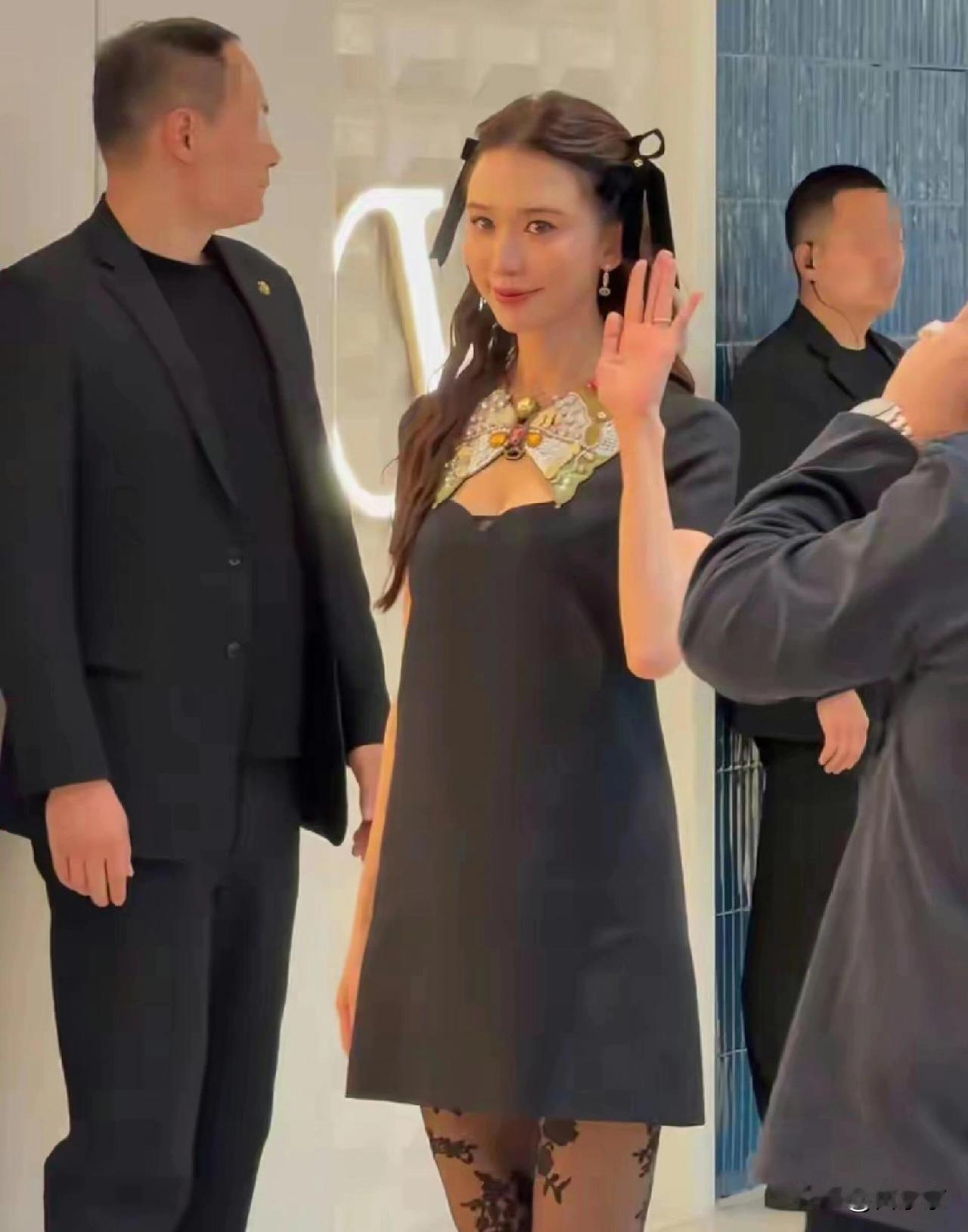 林志玲杭州线下活动的生图直接火出圈了，你敢信这是51岁的人吗，一身粉裙配个黑色大