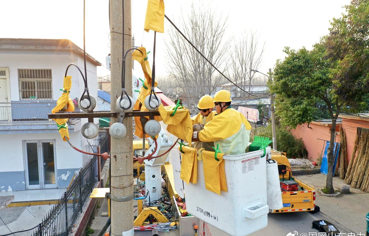【带电抢修消缺 保障可靠用电】3月11日，@国网枣庄供电公司 带电作业中心人员在